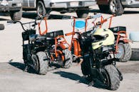 户外展示着色彩缤纷的迷你自行车和头盔，非常适合赛车爱好者