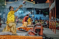 在印度豪拉举行的印度教仪式上，神父在夜间进行了表演