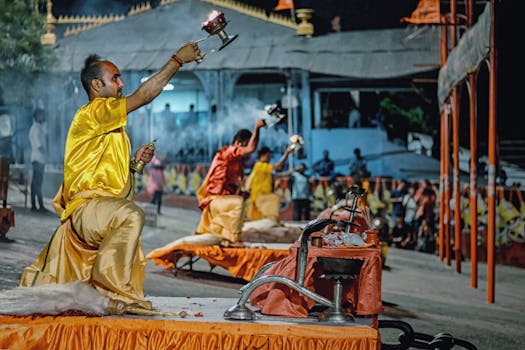 在印度豪拉举行的印度教仪式上，神父在夜间进行了表演