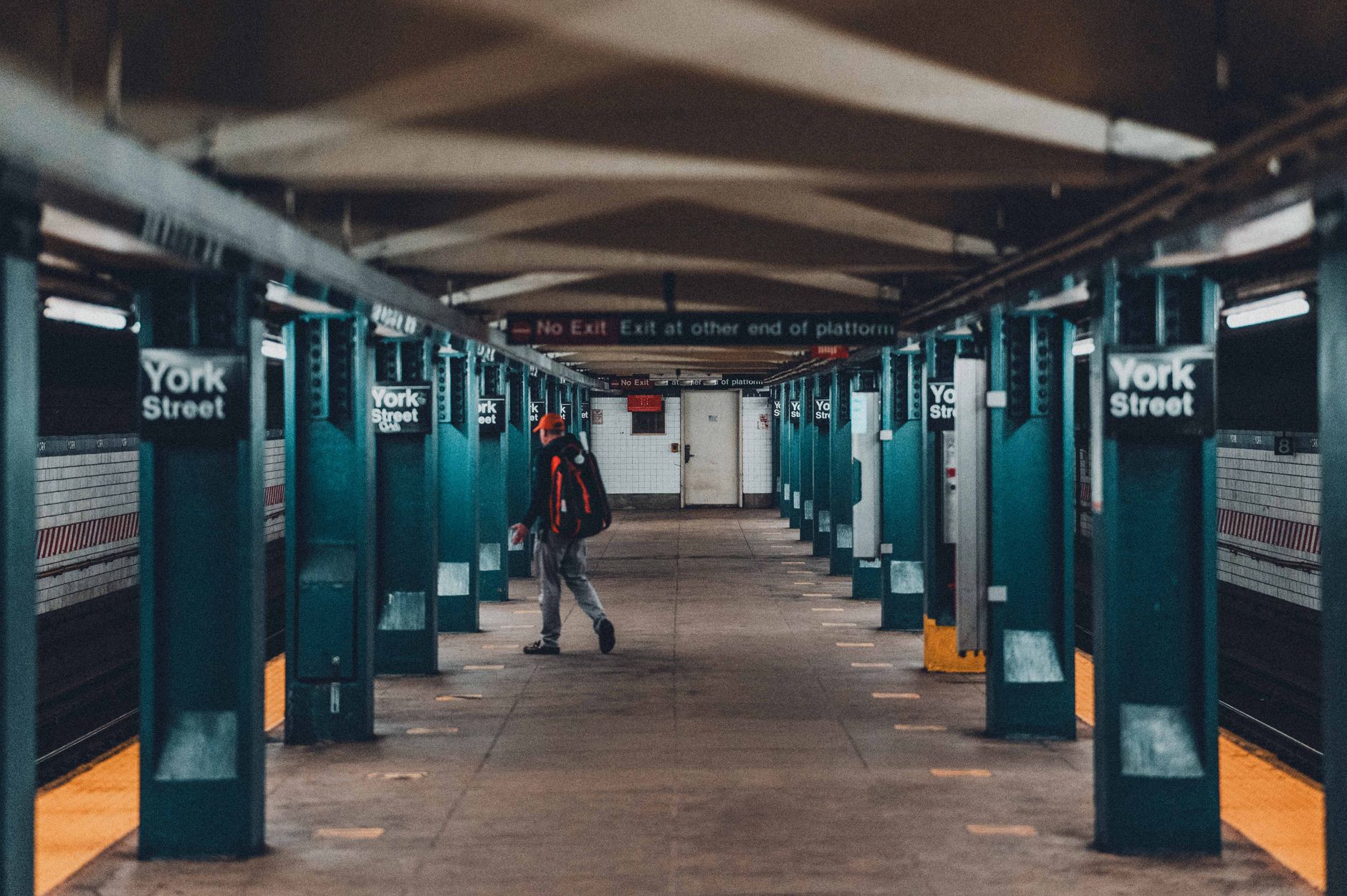 New York metro istasyonu tabelası