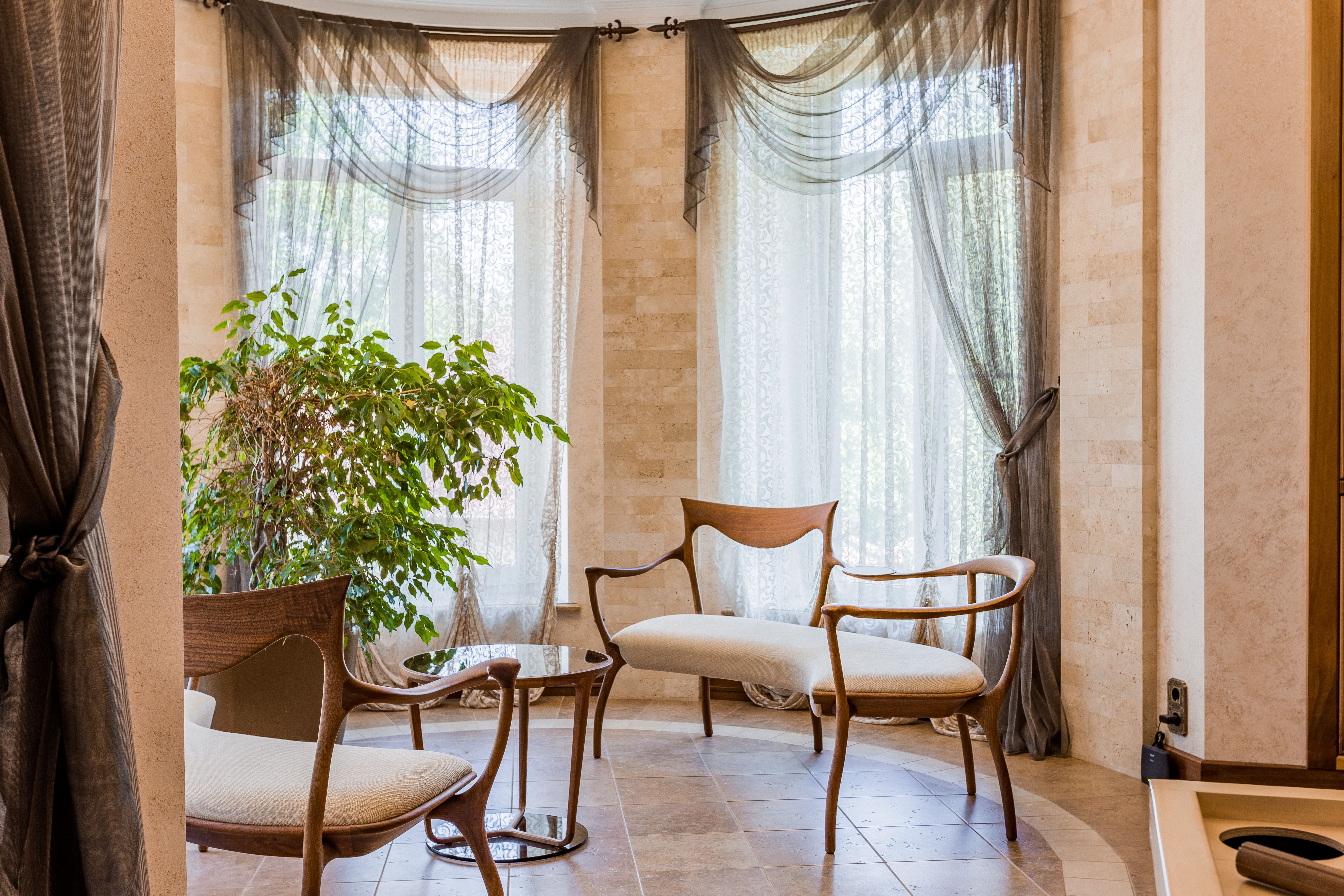 Table and Chairs in Room · Free Stock Photo