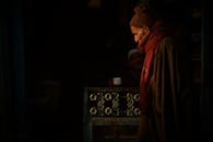 在查谟和克什米尔一家光线昏暗、穿着传统服装的商店里，有一位老人