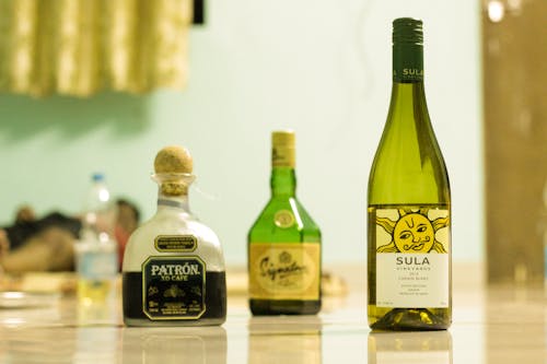 Kostenloses Stock Foto zu alkohol-flaschen, flasche, likör