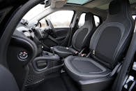 探索配备真皮座椅和先进技术的现代豪华车时尚内饰