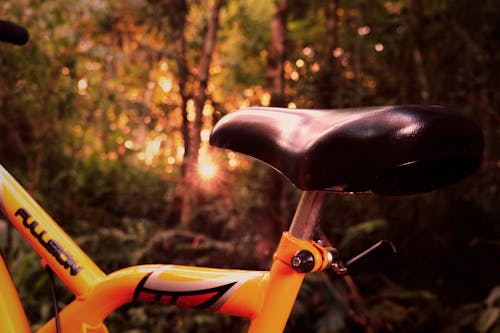 無料 黄色い自転車のセレクティブフォーカス写真 写真素材