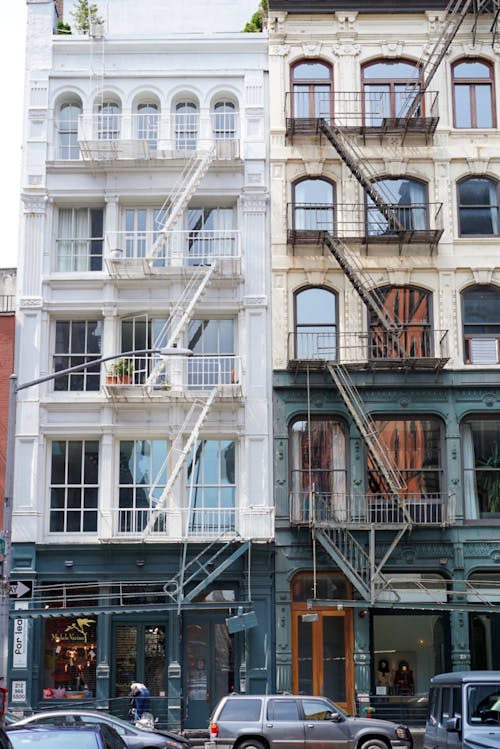 Edificio Pintado De Blanco Y Verde