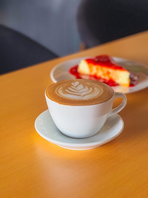 Gratis lagerfoto af bord, cappuccino, chokolade