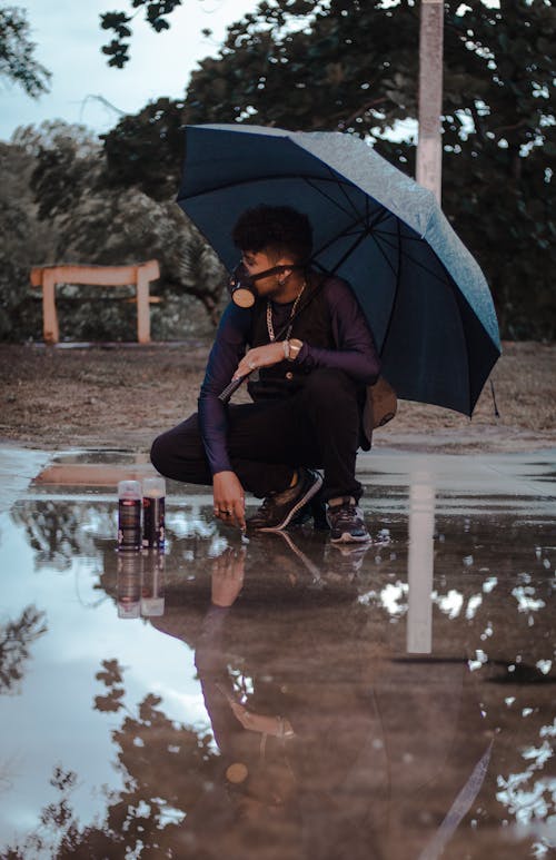 Безкоштовне стокове фото на тему «дивитися вбік, людина, парасолька»