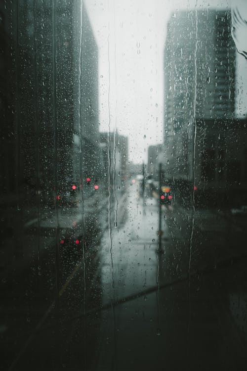 無料 街で雨が降っている 写真素材