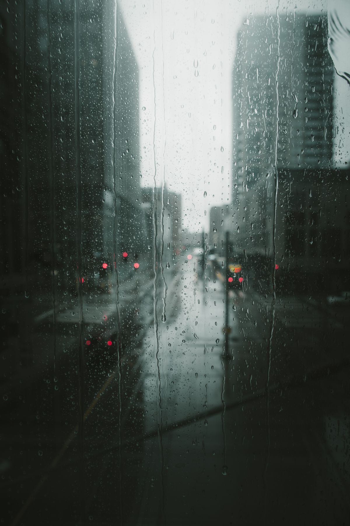 雨の降る街を窓ごしに見た景色
