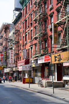 唐人街热闹的街景、红砖建筑和多样化的标牌，展现了城市的文化