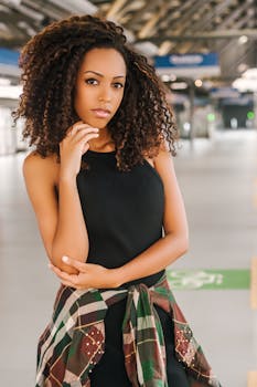 一位年轻时尚的女子在光线充足的室内自信地摆着姿势