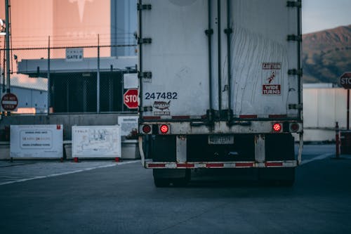 Weiße Fracht Lkw Nahaufnahmefotografie