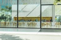 位于加利福尼亚州库比蒂诺的当代咖啡馆拥有玻璃墙和时尚的室内设计