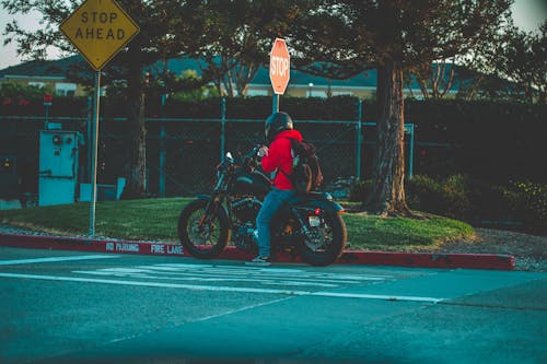 grátis Homem Andando De Motocicleta Foto profissional