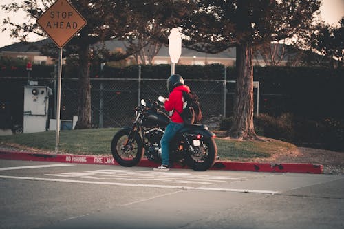 Homme Assis Sur La Moto