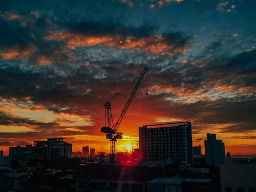 Gratis Foto Udara Bangunan Kota Dengan Pemandangan Matahari Terbenam Foto Stok
