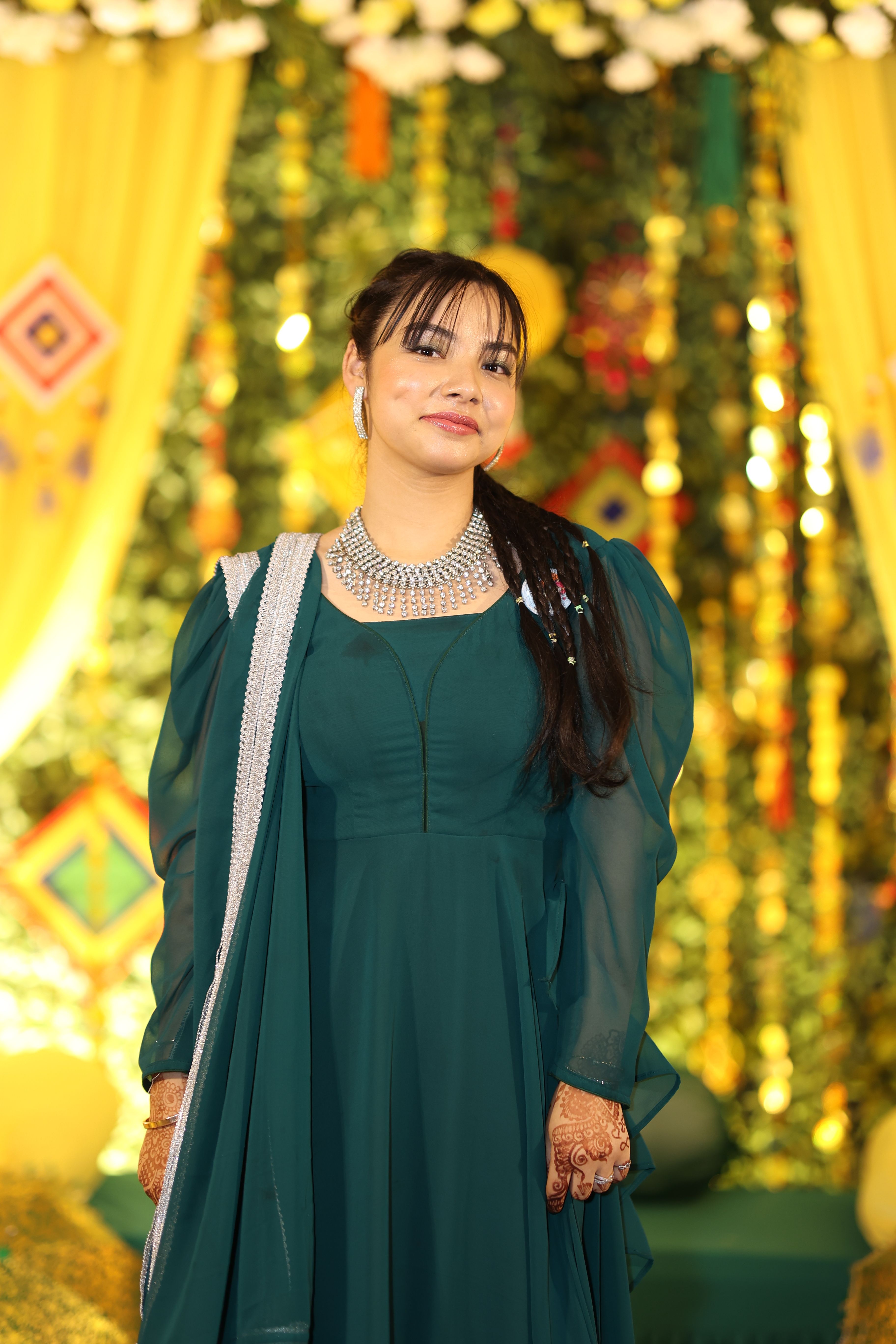 A woman in a green dress posing for the camera · Free Stock Photo