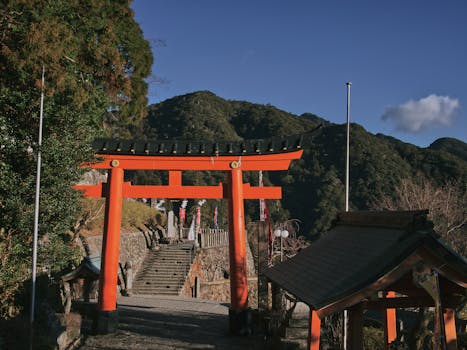 美丽的鸟居门坐落在日本宁静的山间，是旅行和文化探索的理想去处