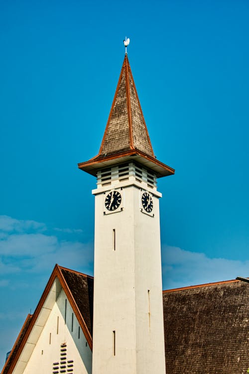 Torre Blanca Y Marrón Bajo Un Cielo Azul