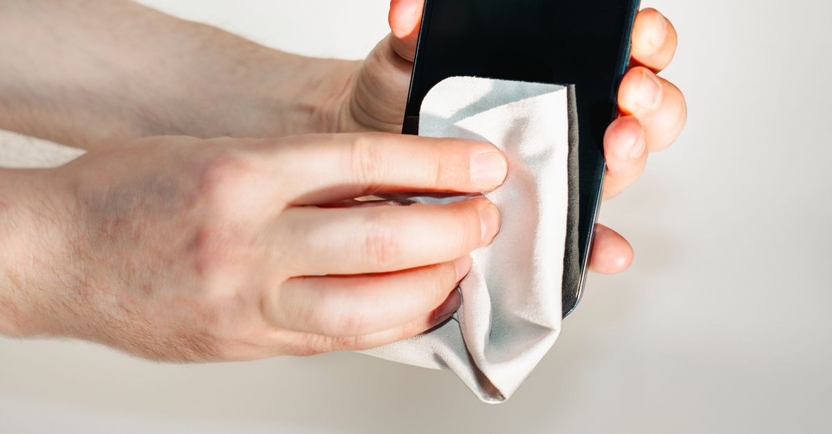 cleaning smartphone microfiber cloth isopropyl alcohol