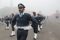 在大雾弥漫的阅兵仪式上，身着制服的印度士兵正在游行