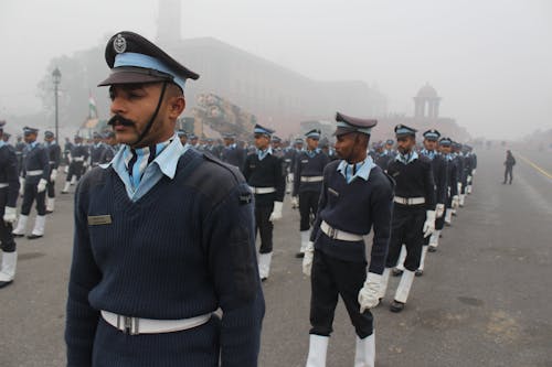 Gratis Gruppo Di Uomini Militari Che Indossano Uniformi In Strada Foto a disposizione