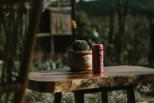 Lata De Coca Cola En La Mesa