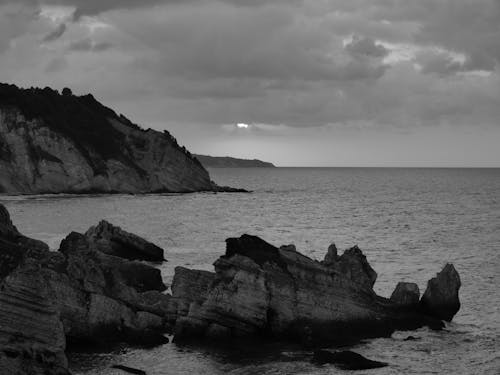 Black and white photo of the ocean and rocks