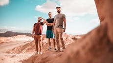 三个朋友在以色列埃拉特附近的沙漠里，享受着阳光明媚的一天