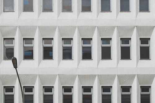 Edificio Dipinto Di Bianco