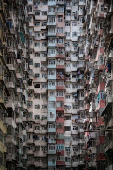 香港高耸拥挤的公寓楼构成的戏剧性景观，展现了城市的密度