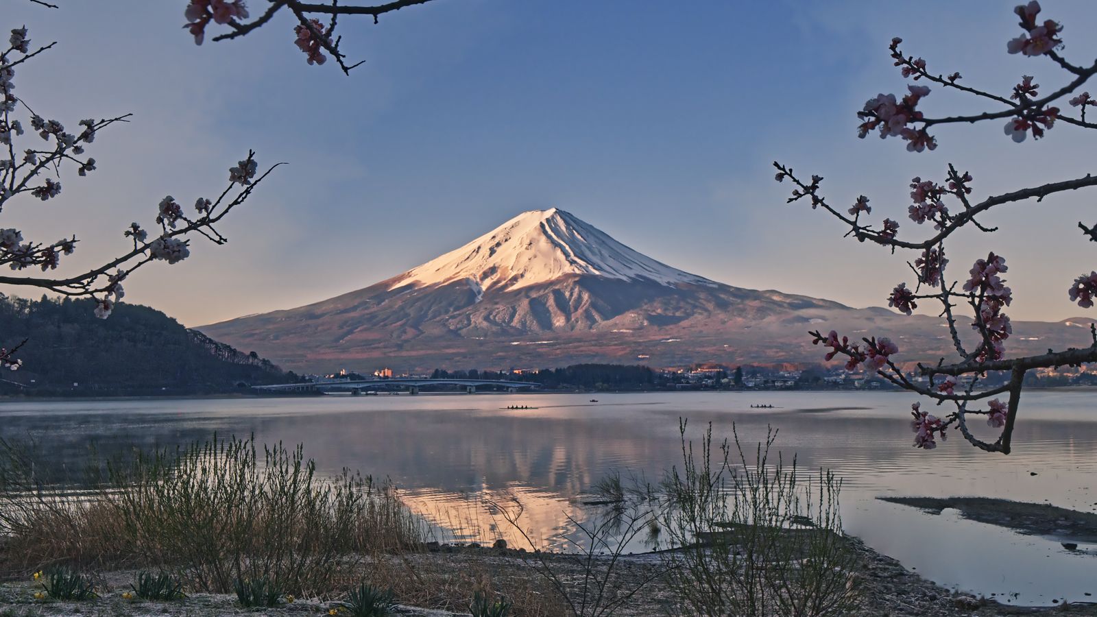 Gunung Fuji di tepi danau Jepang