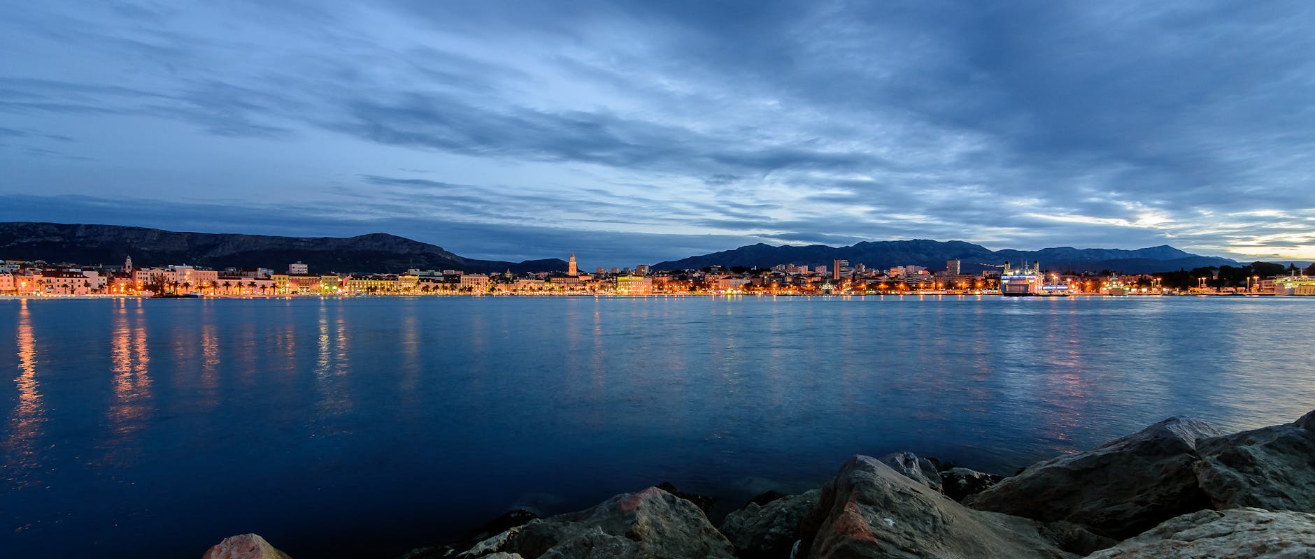 Usporedba cijena električnih i konvencionalnih automobila u Hrvatskoj uz pregled poticaja i troškova vlasništva 2 Električno vozilo na punionici u gradu