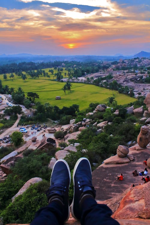 Pessoas Sentadas Olhando A Visão Geral Durante O Pôr Do Sol