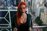 圣保罗市中心，一位红发女子正对着城市景观摆姿势