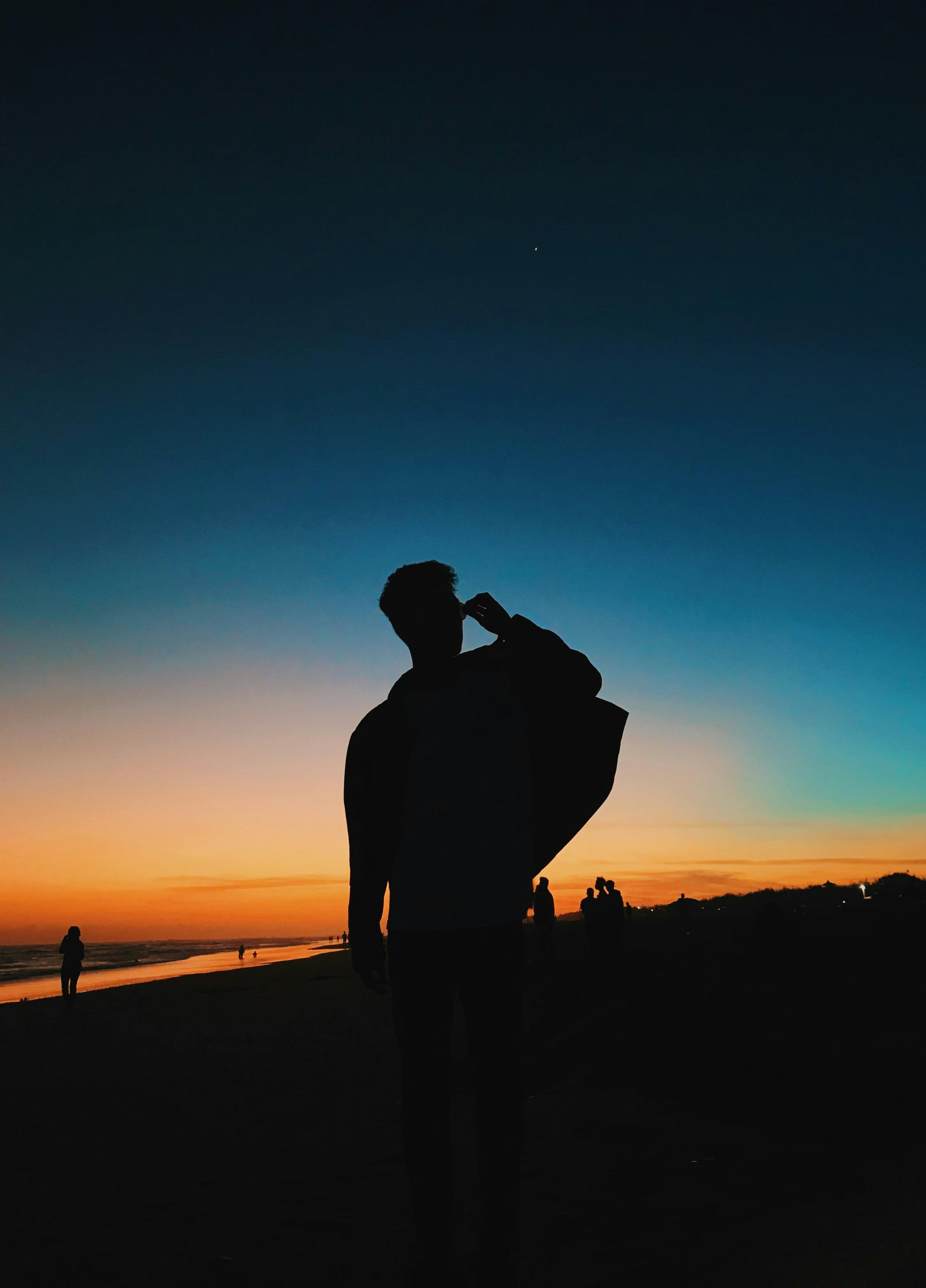  Gambar  Bayangan  Orang  Di Pantai