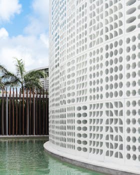 墨西哥当代建筑以弯曲的几何立面为特色，坐落在泳池边