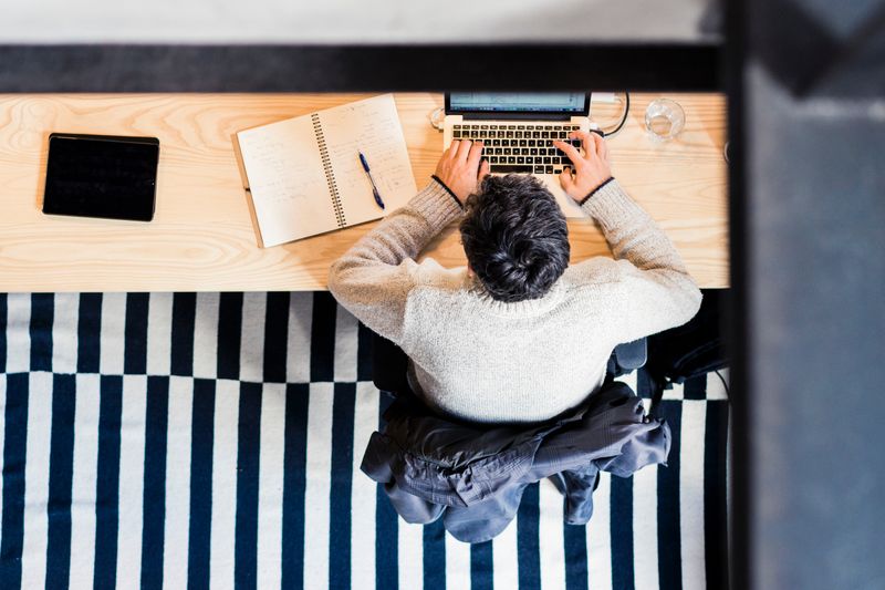 Escritorio regulable en altura con silla ergonómica en un estudio de oficinas