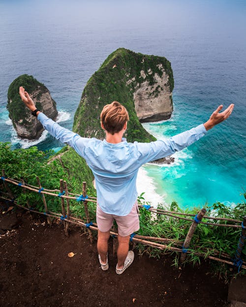 Fotografi Selektif Seorang Pria Yang Berdiri Di Samping Pagar