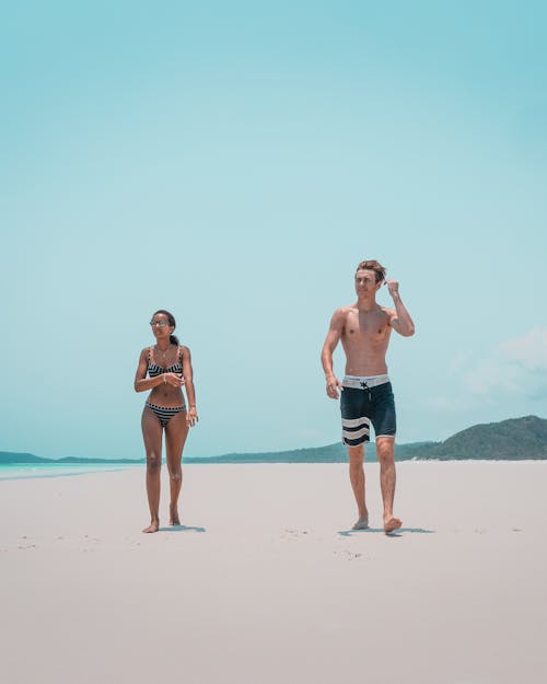 Free 一個男人和一個女人在海灘上 Stock Photo