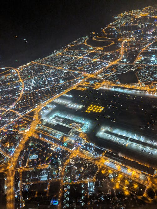 Vista Aérea De La Ciudad Durante La Noche