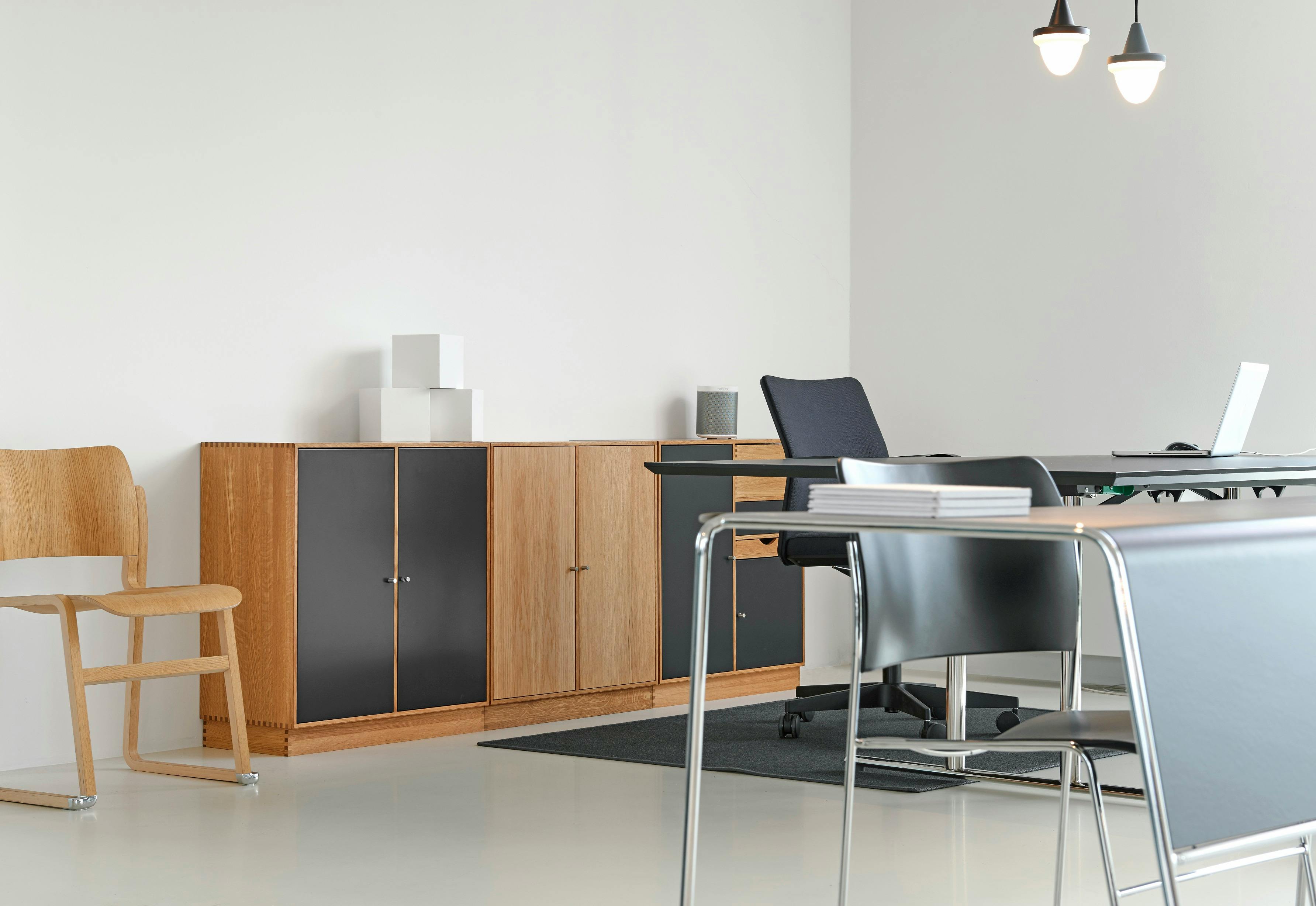 Black Padded Rolling Armchair Beside Desk · Free Stock Photo