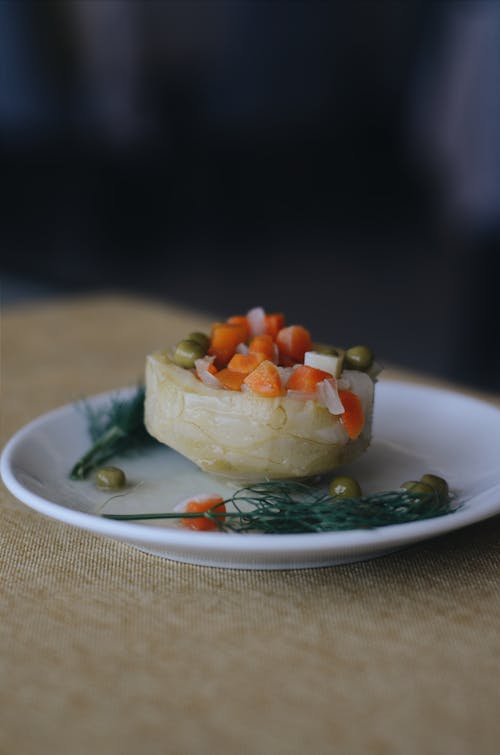 бесплатная Зеленая фасоль и морковь в тарелке Стоковое фото