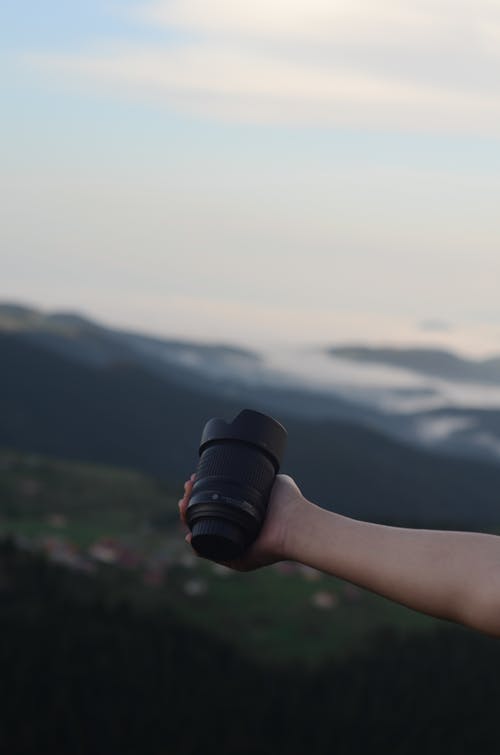 Foto De Persona Sosteniendo El Lente De La Cámara