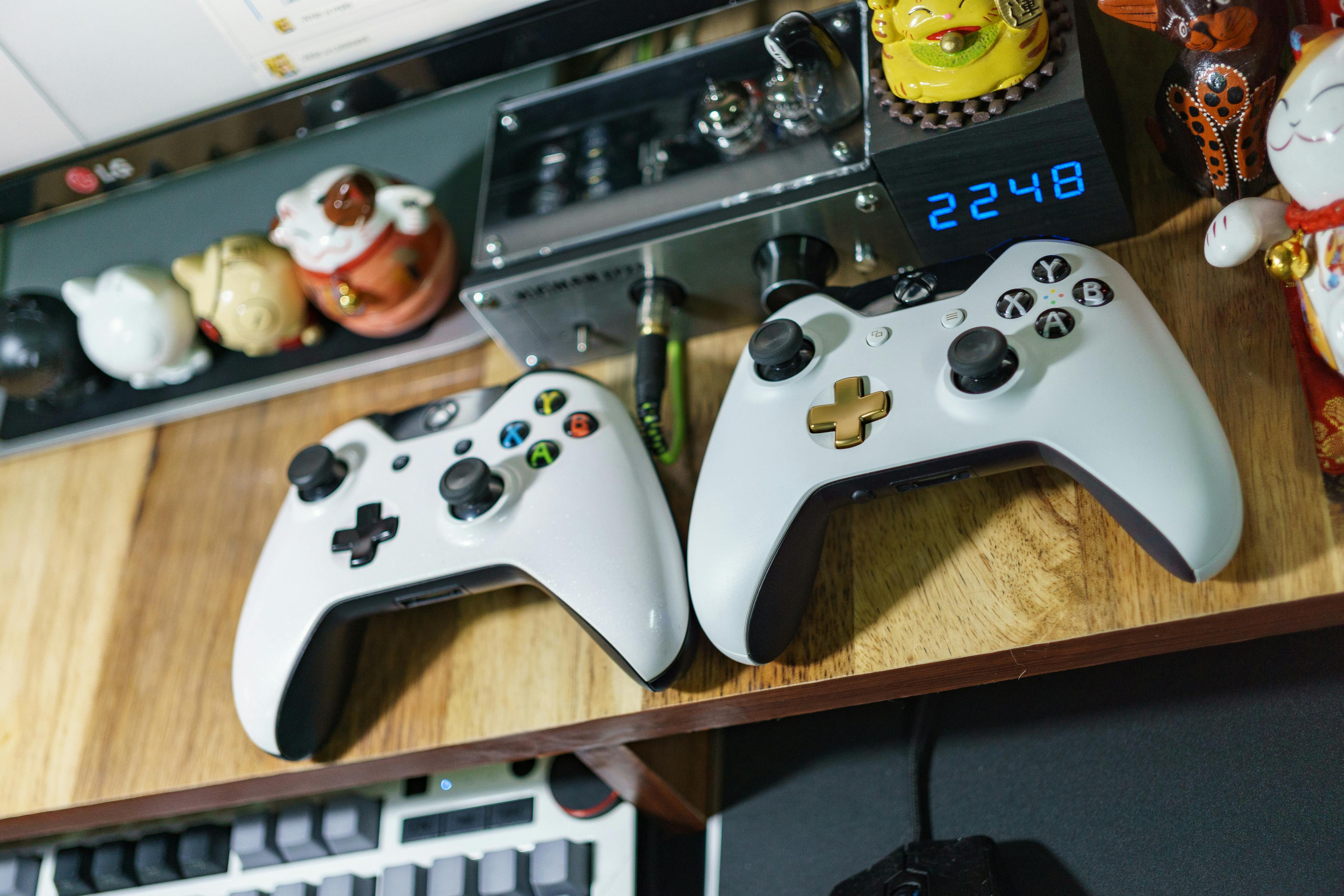 White Sony Ps4 Dualshock Placed on Table \u00b7 Free Stock Photo