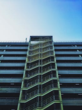 印度平普里-钦奇瓦德当代建筑的低角度视图