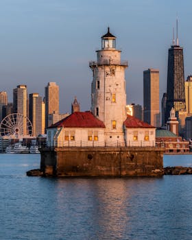 黄昏时分，芝加哥地平线上灯塔与城市标志性建筑沿着海滨的风景尽收眼底