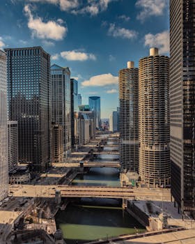 芝加哥市中心的壮丽景色，以标志性摩天大楼和芝加哥河为特色