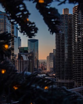 黄昏时分，在节日灯光的映衬下，城市摩天大楼和天际线呈现出壮丽的景色